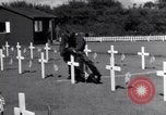 Standbild US Army Memorial Day Service bei amerikanischen Friedhof Sainte Mere Eglise Frankreich, 1945, aus Sekunde 47 historischem Filmmaterial Videoclip 65675027651