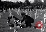Standbild US Army Memorial Day Service bei amerikanischen Friedhof Sainte Mere Eglise Frankreich, 1945, aus Sekunde 50 historischem Filmmaterial Videoclip 65675027651