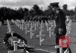 Standbild US Army Memorial Day Service bei amerikanischen Friedhof Sainte Mere Eglise Frankreich, 1945, aus Sekunde 54 historischem Filmmaterial Videoclip 65675027651
