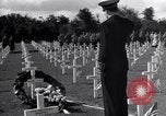 Standbild US Army Memorial Day Service bei amerikanischen Friedhof Sainte Mere Eglise Frankreich, 1945, aus Sekunde 56 historischem Filmmaterial Videoclip 65675027651