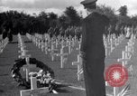 Standbild US Army Memorial Day Service bei amerikanischen Friedhof Sainte Mere Eglise Frankreich, 1945, aus Sekunde 57 historischem Filmmaterial Videoclip 65675027651