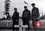 Standbild US Army Memorial Day Service bei amerikanischen Friedhof Sainte Mere Eglise Frankreich, 1945, aus Sekunde 59 historischem Filmmaterial Videoclip 65675027651