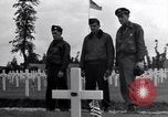 Standbild US Army Memorial Day Service bei amerikanischen Friedhof Sainte Mere Eglise Frankreich, 1945, aus Sekunde 60 historischem Filmmaterial Videoclip 65675027651