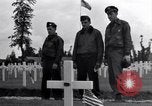 Standbild US Army Memorial Day Service bei amerikanischen Friedhof Sainte Mere Eglise Frankreich, 1945, aus Sekunde 61 historischem Filmmaterial Videoclip 65675027651
