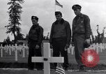 Standbild US Army Memorial Day Service bei amerikanischen Friedhof Sainte Mere Eglise Frankreich, 1945, aus Sekunde 62 historischem Filmmaterial Videoclip 65675027651