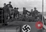 Standbild 2 Armored division Soldaten Rückkehr von vorne in Frankreich Cherbourg Frankreich, 1945, aus Sekunde 3 historischem Filmmaterial Videoclip 65675027652