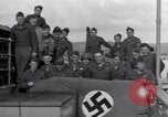Standbild 2 Armored division Soldaten Rückkehr von vorne in Frankreich Cherbourg Frankreich, 1945, aus Sekunde 4 historischem Filmmaterial Videoclip 65675027652