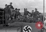 Standbild 2 Armored division Soldaten Rückkehr von vorne in Frankreich Cherbourg Frankreich, 1945, aus Sekunde 5 historischem Filmmaterial Videoclip 65675027652