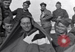 Standbild 2 Armored division Soldaten Rückkehr von vorne in Frankreich Cherbourg Frankreich, 1945, aus Sekunde 6 historischem Filmmaterial Videoclip 65675027652
