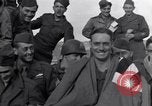 Standbild 2 Armored division Soldaten Rückkehr von vorne in Frankreich Cherbourg Frankreich, 1945, aus Sekunde 8 historischem Filmmaterial Videoclip 65675027652