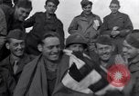 Standbild 2 Armored division Soldaten Rückkehr von vorne in Frankreich Cherbourg Frankreich, 1945, aus Sekunde 9 historischem Filmmaterial Videoclip 65675027652