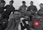 Standbild 2 Armored division Soldaten Rückkehr von vorne in Frankreich Cherbourg Frankreich, 1945, aus Sekunde 11 historischem Filmmaterial Videoclip 65675027652