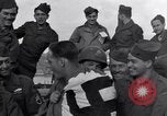 Standbild 2 Armored division Soldaten Rückkehr von vorne in Frankreich Cherbourg Frankreich, 1945, aus Sekunde 12 historischem Filmmaterial Videoclip 65675027652