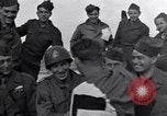 Standbild 2 Armored division Soldaten Rückkehr von vorne in Frankreich Cherbourg Frankreich, 1945, aus Sekunde 13 historischem Filmmaterial Videoclip 65675027652