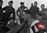 Standbild 2 Armored division Soldaten Rückkehr von vorne in Frankreich Cherbourg Frankreich, 1945, aus Sekunde 14 historischem Filmmaterial Videoclip 65675027652