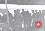Standbild 2 Armored division Soldaten Rückkehr von vorne in Frankreich Cherbourg Frankreich, 1945, aus Sekunde 15 historischem Filmmaterial Videoclip 65675027652