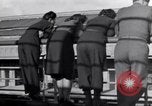 Standbild 2 Armored division Soldaten Rückkehr von vorne in Frankreich Cherbourg Frankreich, 1945, aus Sekunde 21 historischem Filmmaterial Videoclip 65675027652