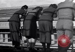 Standbild 2 Armored division Soldaten Rückkehr von vorne in Frankreich Cherbourg Frankreich, 1945, aus Sekunde 22 historischem Filmmaterial Videoclip 65675027652