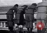 Standbild 2 Armored division Soldaten Rückkehr von vorne in Frankreich Cherbourg Frankreich, 1945, aus Sekunde 24 historischem Filmmaterial Videoclip 65675027652