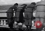 Standbild 2 Armored division Soldaten Rückkehr von vorne in Frankreich Cherbourg Frankreich, 1945, aus Sekunde 25 historischem Filmmaterial Videoclip 65675027652