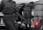 Standbild 2 Armored division Soldaten Rückkehr von vorne in Frankreich Cherbourg Frankreich, 1945, aus Sekunde 26 historischem Filmmaterial Videoclip 65675027652