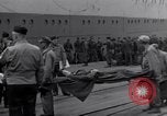 Standbild 2 Armored division Soldaten Rückkehr von vorne in Frankreich Cherbourg Frankreich, 1945, aus Sekunde 50 historischem Filmmaterial Videoclip 65675027652