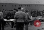 Standbild 2 Armored division Soldaten Rückkehr von vorne in Frankreich Cherbourg Frankreich, 1945, aus Sekunde 51 historischem Filmmaterial Videoclip 65675027652