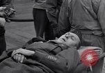 Standbild 2 Armored division Soldaten Rückkehr von vorne in Frankreich Cherbourg Frankreich, 1945, aus Sekunde 54 historischem Filmmaterial Videoclip 65675027652