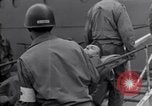 Standbild 2 Armored division Soldaten Rückkehr von vorne in Frankreich Cherbourg Frankreich, 1945, aus Sekunde 60 historischem Filmmaterial Videoclip 65675027652