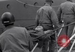 Standbild 2 Armored division Soldaten Rückkehr von vorne in Frankreich Cherbourg Frankreich, 1945, aus Sekunde 61 historischem Filmmaterial Videoclip 65675027652