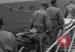 Standbild 2 Armored division Soldaten Rückkehr von vorne in Frankreich Cherbourg Frankreich, 1945, aus Sekunde 62 historischem Filmmaterial Videoclip 65675027652