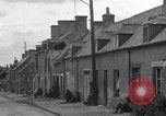 Image 4e Division d'infanterie troupes Saint simple Eglise France, 1944, de la seconde 26 séquences d'archives historiques vidéo 65675027660