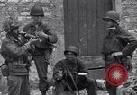 Image 4e Division d'infanterie troupes Saint simple Eglise France, 1944, de la seconde 35 séquences d'archives historiques vidéo 65675027660