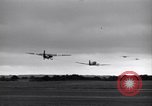 Image C-47 planeurs Saint simple Eglise France, 1944, de la seconde 28 séquences d'archives historiques vidéo 65675027662