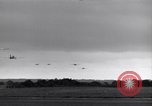Image C-47 planeurs Saint simple Eglise France, 1944, de la seconde 60 séquences d'archives historiques vidéo 65675027662