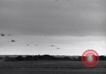 Image C-47 planeurs Saint simple Eglise France, 1944, de la seconde 62 séquences d'archives historiques vidéo 65675027662