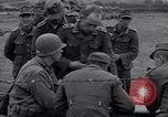 Immagine di Prigionieri tedeschi interpellati da soldati americani Saint Honorine Des Pertes Francia, 1944, secondo 3 filmato di repertorio 65675027666