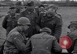 Immagine di Prigionieri tedeschi interpellati da soldati americani Saint Honorine Des Pertes Francia, 1944, secondo 4 filmato di repertorio 65675027666