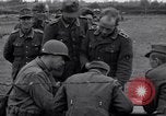 Immagine di Prigionieri tedeschi interpellati da soldati americani Saint Honorine Des Pertes Francia, 1944, secondo 5 filmato di repertorio 65675027666