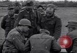 Immagine di Prigionieri tedeschi interpellati da soldati americani Saint Honorine Des Pertes Francia, 1944, secondo 6 filmato di repertorio 65675027666