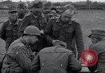 Immagine di Prigionieri tedeschi interpellati da soldati americani Saint Honorine Des Pertes Francia, 1944, secondo 7 filmato di repertorio 65675027666
