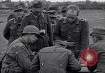Immagine di Prigionieri tedeschi interpellati da soldati americani Saint Honorine Des Pertes Francia, 1944, secondo 8 filmato di repertorio 65675027666