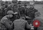 Immagine di Prigionieri tedeschi interpellati da soldati americani Saint Honorine Des Pertes Francia, 1944, secondo 10 filmato di repertorio 65675027666