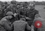 Immagine di Prigionieri tedeschi interpellati da soldati americani Saint Honorine Des Pertes Francia, 1944, secondo 12 filmato di repertorio 65675027666
