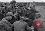 Immagine di Prigionieri tedeschi interpellati da soldati americani Saint Honorine Des Pertes Francia, 1944, secondo 13 filmato di repertorio 65675027666