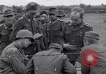 Immagine di Prigionieri tedeschi interpellati da soldati americani Saint Honorine Des Pertes Francia, 1944, secondo 14 filmato di repertorio 65675027666