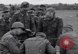 Immagine di Prigionieri tedeschi interpellati da soldati americani Saint Honorine Des Pertes Francia, 1944, secondo 15 filmato di repertorio 65675027666