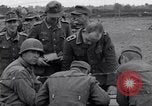 Immagine di Prigionieri tedeschi interpellati da soldati americani Saint Honorine Des Pertes Francia, 1944, secondo 16 filmato di repertorio 65675027666
