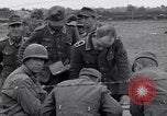 Immagine di Prigionieri tedeschi interpellati da soldati americani Saint Honorine Des Pertes Francia, 1944, secondo 17 filmato di repertorio 65675027666
