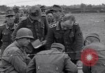 Immagine di Prigionieri tedeschi interpellati da soldati americani Saint Honorine Des Pertes Francia, 1944, secondo 18 filmato di repertorio 65675027666